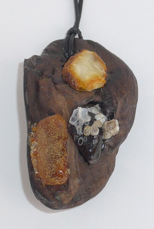 Bernsteinanhnger mit Treibholz