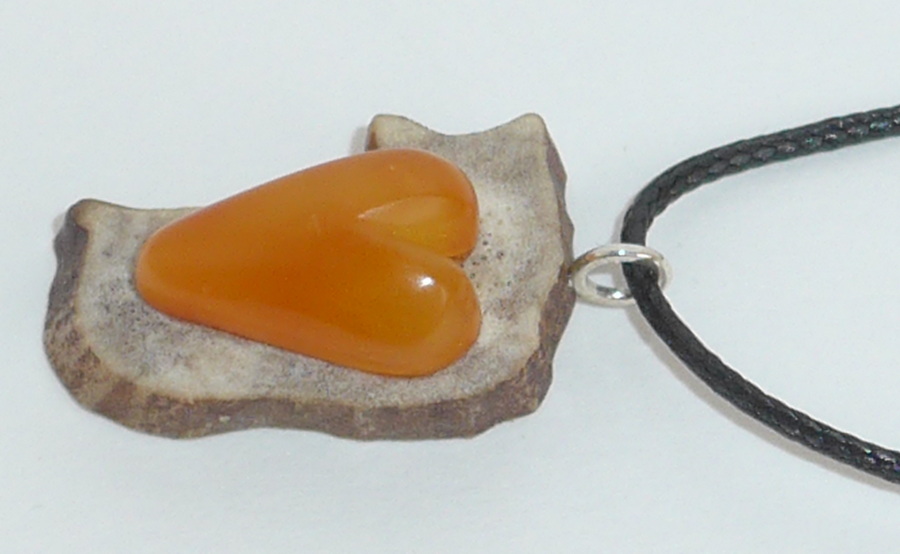 Bernsteinschmuck mit Hirschgeweih