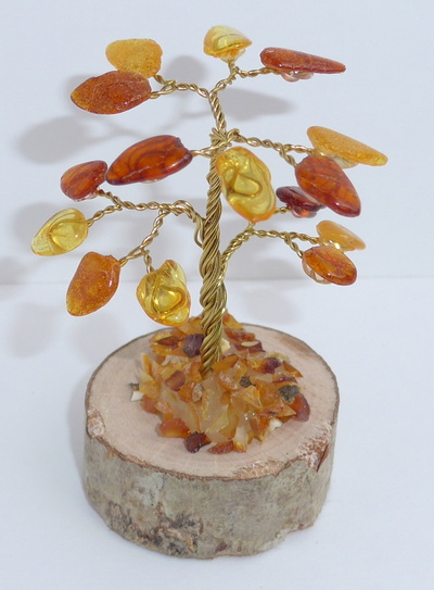 kleiner Bernsteinbaum auf Holzfu