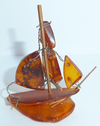 kleines handgefertigtes Bernstein Segelschiff Handwerkskunst Ostsee